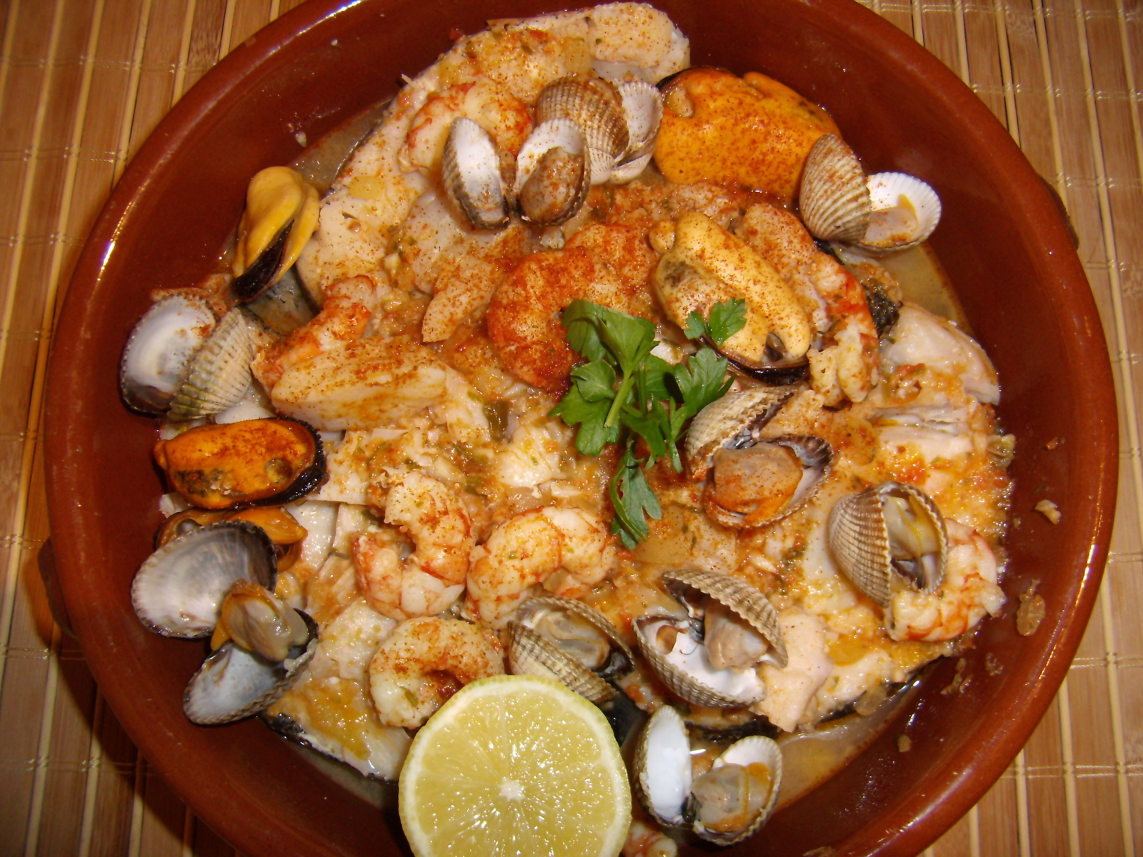 Zarzuela de pescado, plato de Barcelona España Chef al Paso