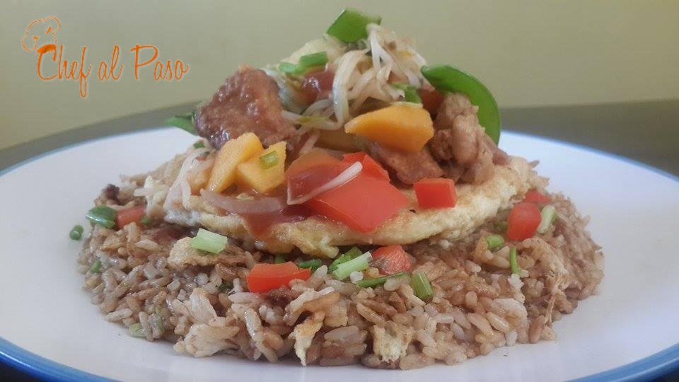 arroz chaufa cubierto con saltado de pollo agridulce 3