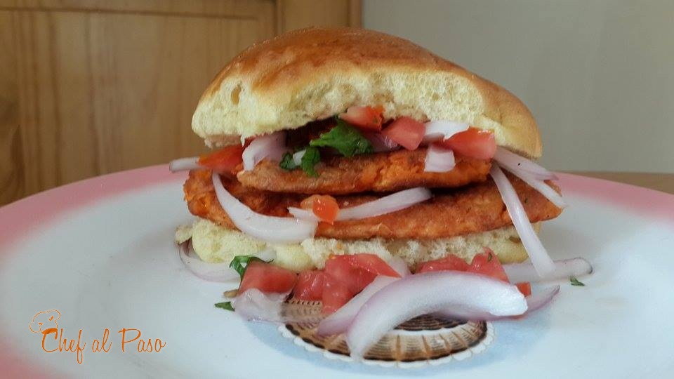 Sandwich de salchicha huachana con salsa criolla 4