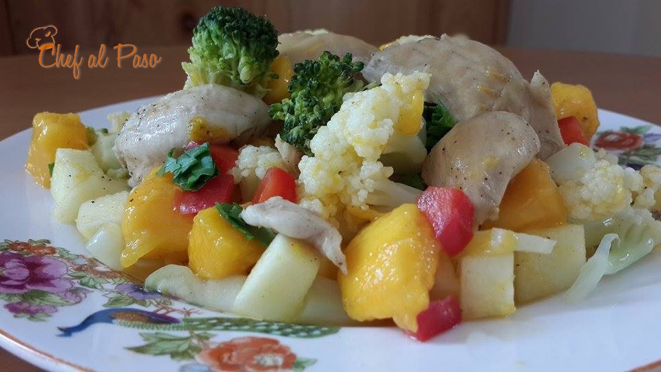 ensalada de pollo deshuesado con verduras y frutas 2
