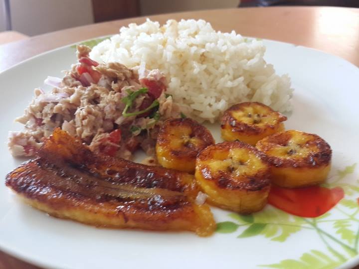arroz con atun con platanos fritos